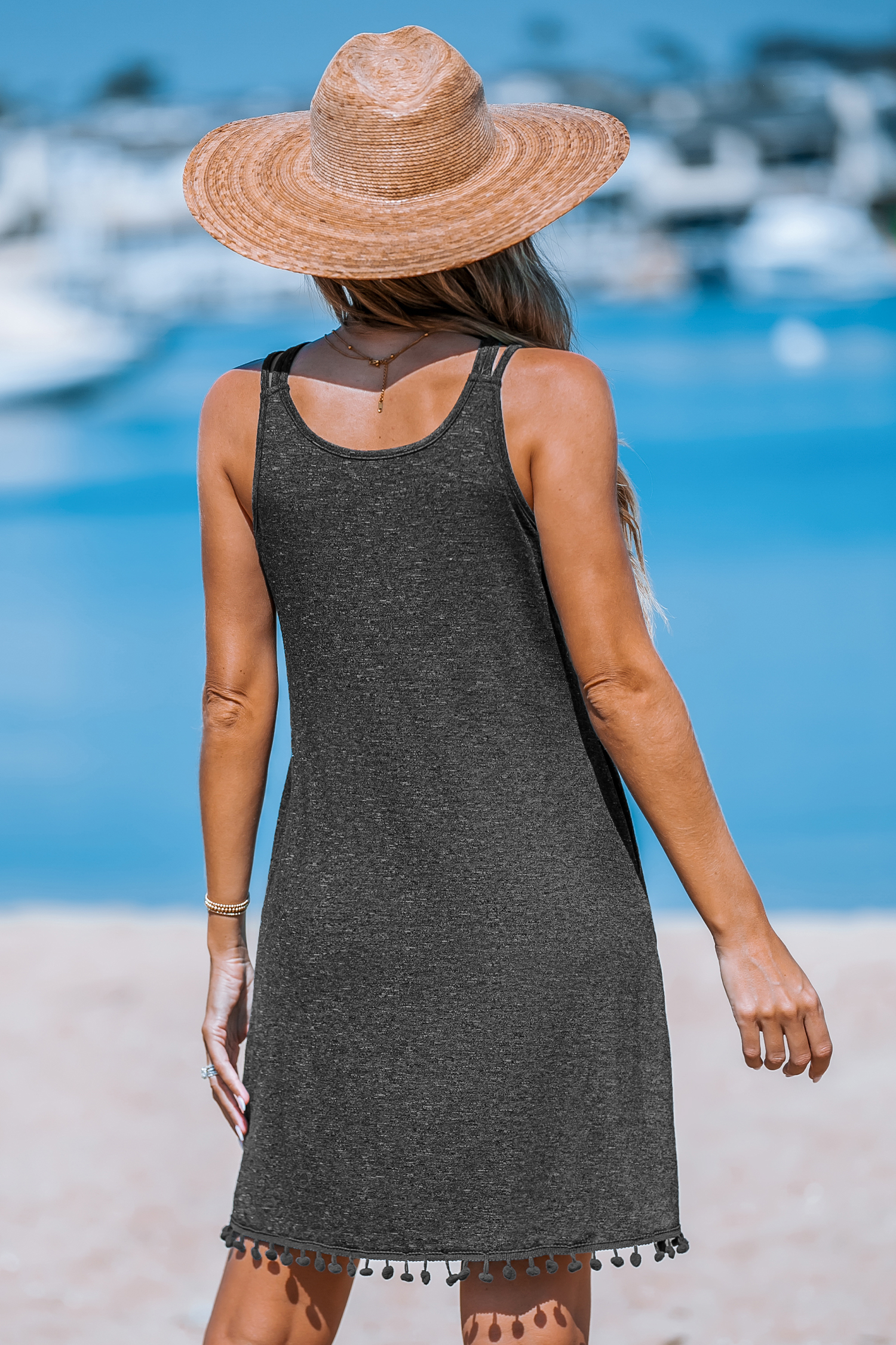 Robe mini à bretelles avec col haut et ourlet à pompons grise