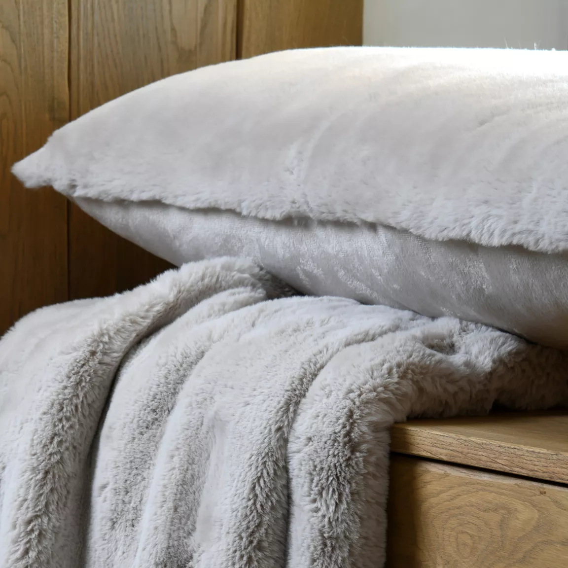 Coussin rectangulaire fausse fourrure (50 x 80 cm) Bostan Beige