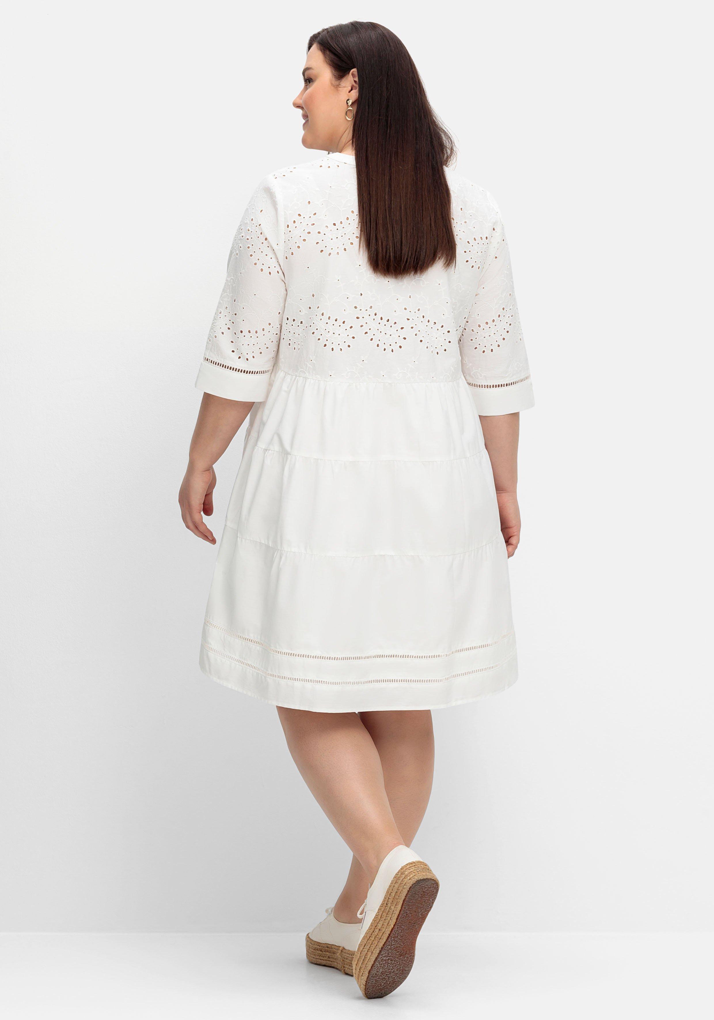 Kurzes Kleid mit Lochstickerei und Ajourmuster