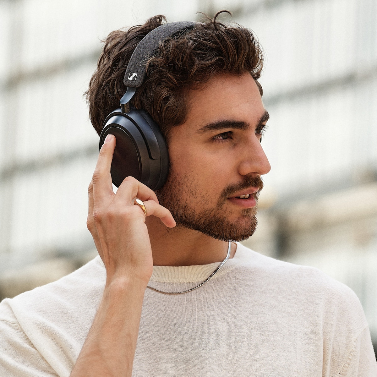 Sennheiser Momentum 4 trådløse around-ear hodetelefoner (sort)