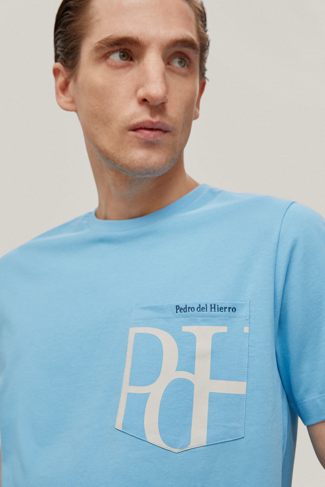 Camiseta com bolso e logo - Azul