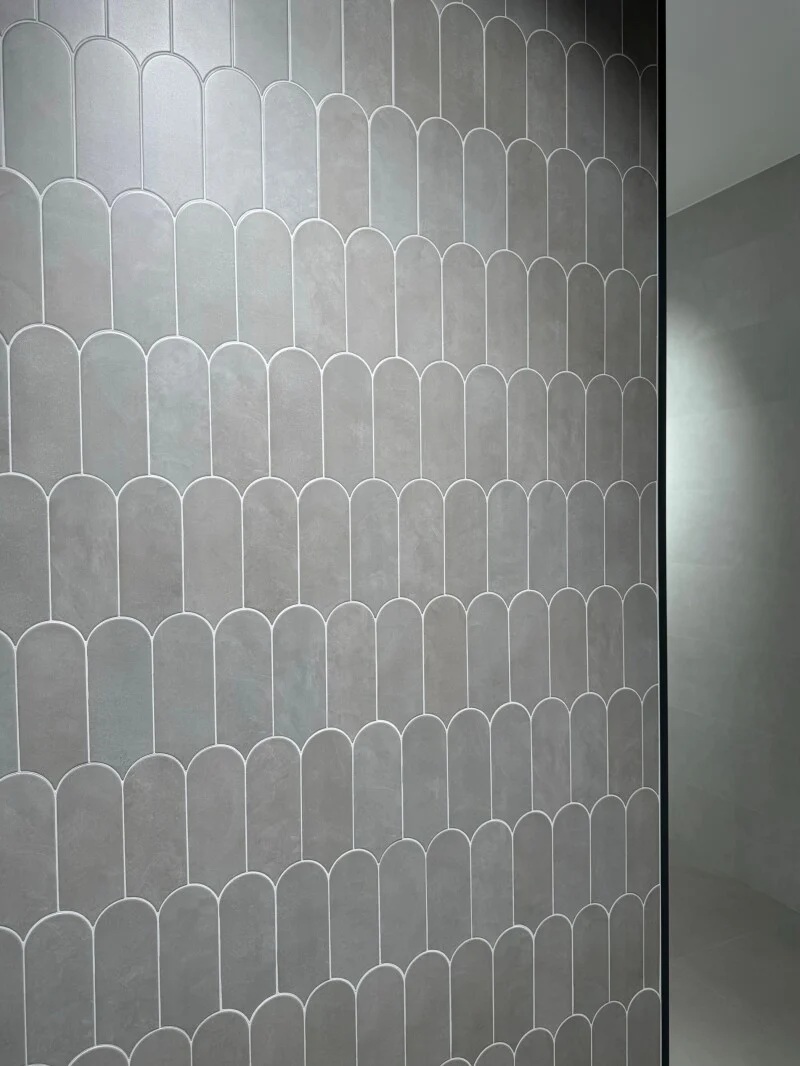 Tegelsample: Jabo Alure wandtegel grijs visschub 8x21.5cm