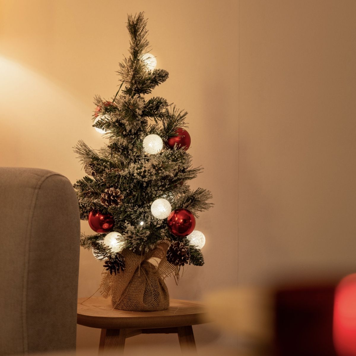 Kerst kerstboom wit met rood 60cm incl. LED met timer - Jack
