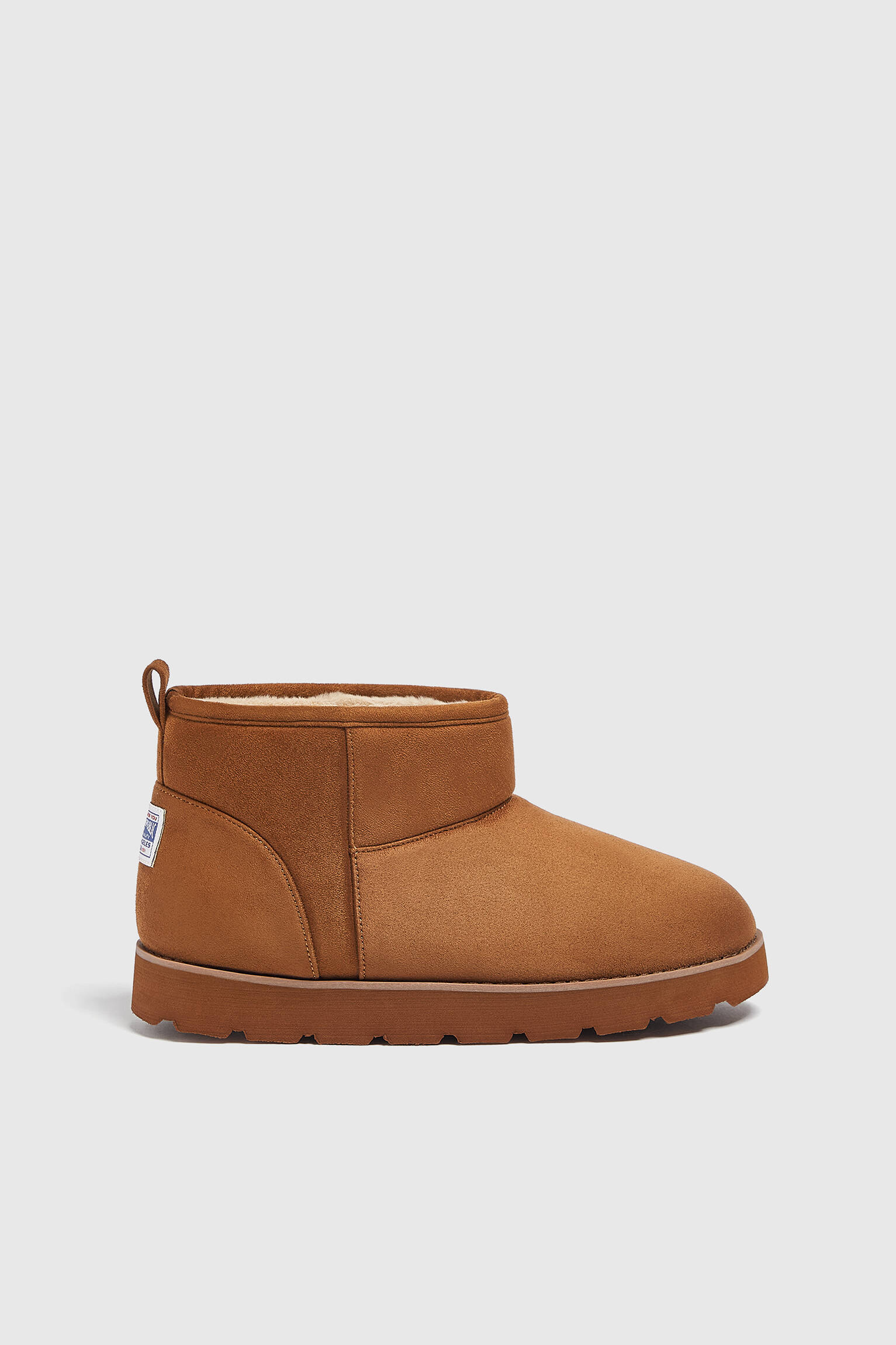BOTA COM FORRO EM COURO COM EFEITO DE PELE