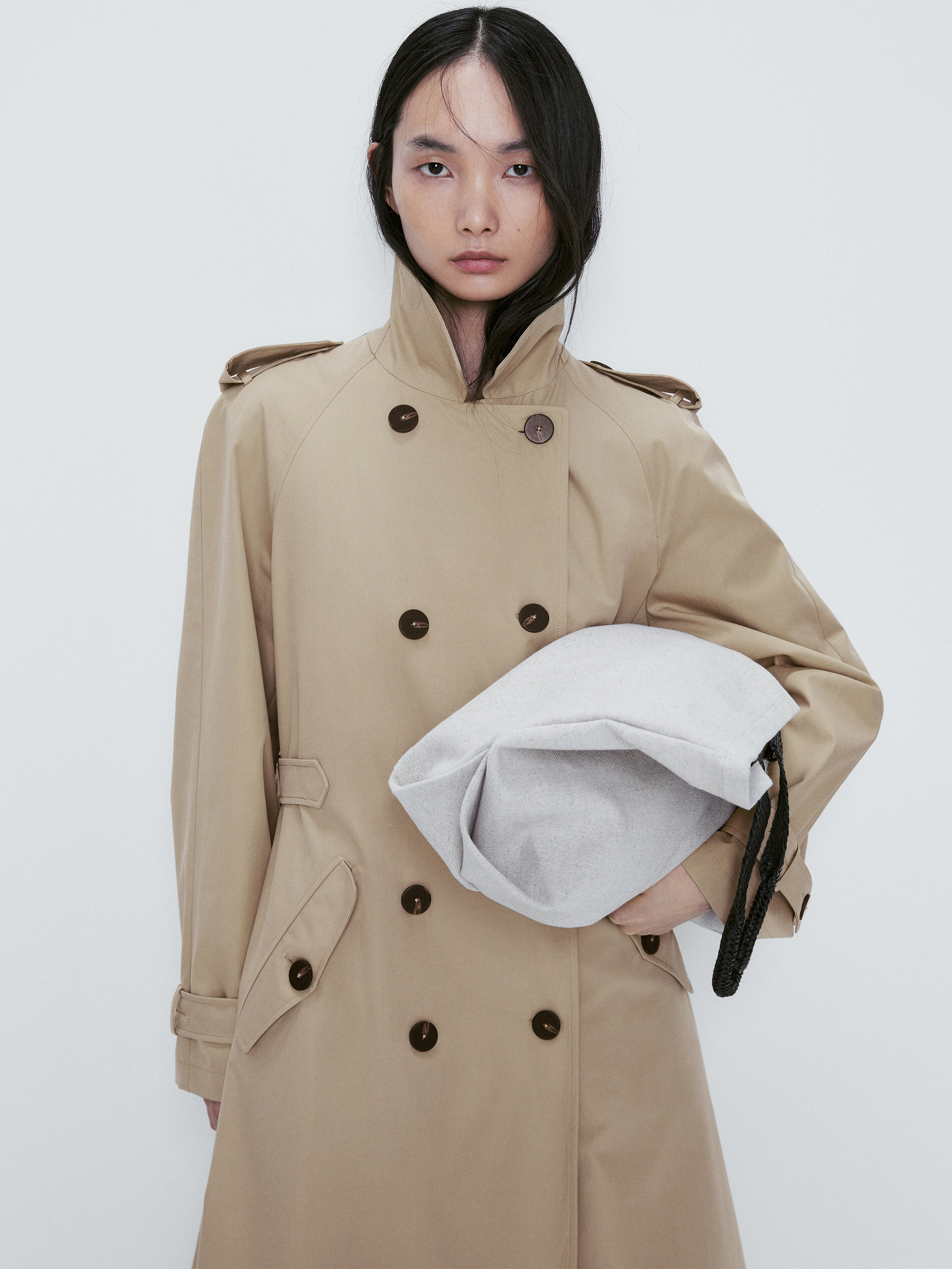 Casaco trench coat Chaqueta com detalhes em hebillas - BEGE