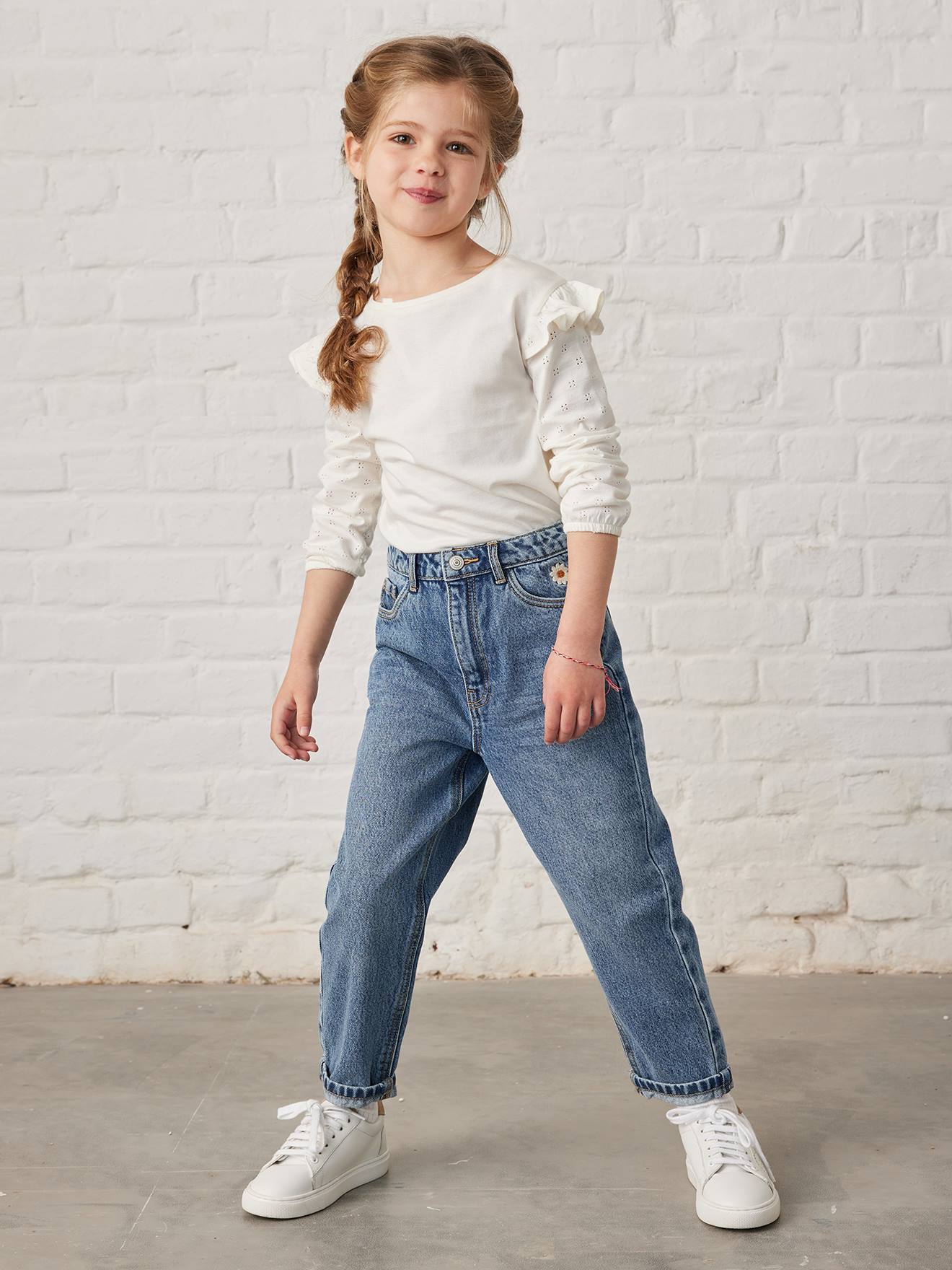 Calça jeans folgada estilo boyfriend para uma garota que curte maconha.