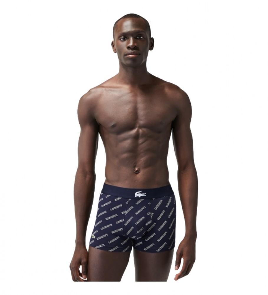 Conjunto de 3 cuecas boxer Lacoste Court nas cores preto, cinza e azul marinho.