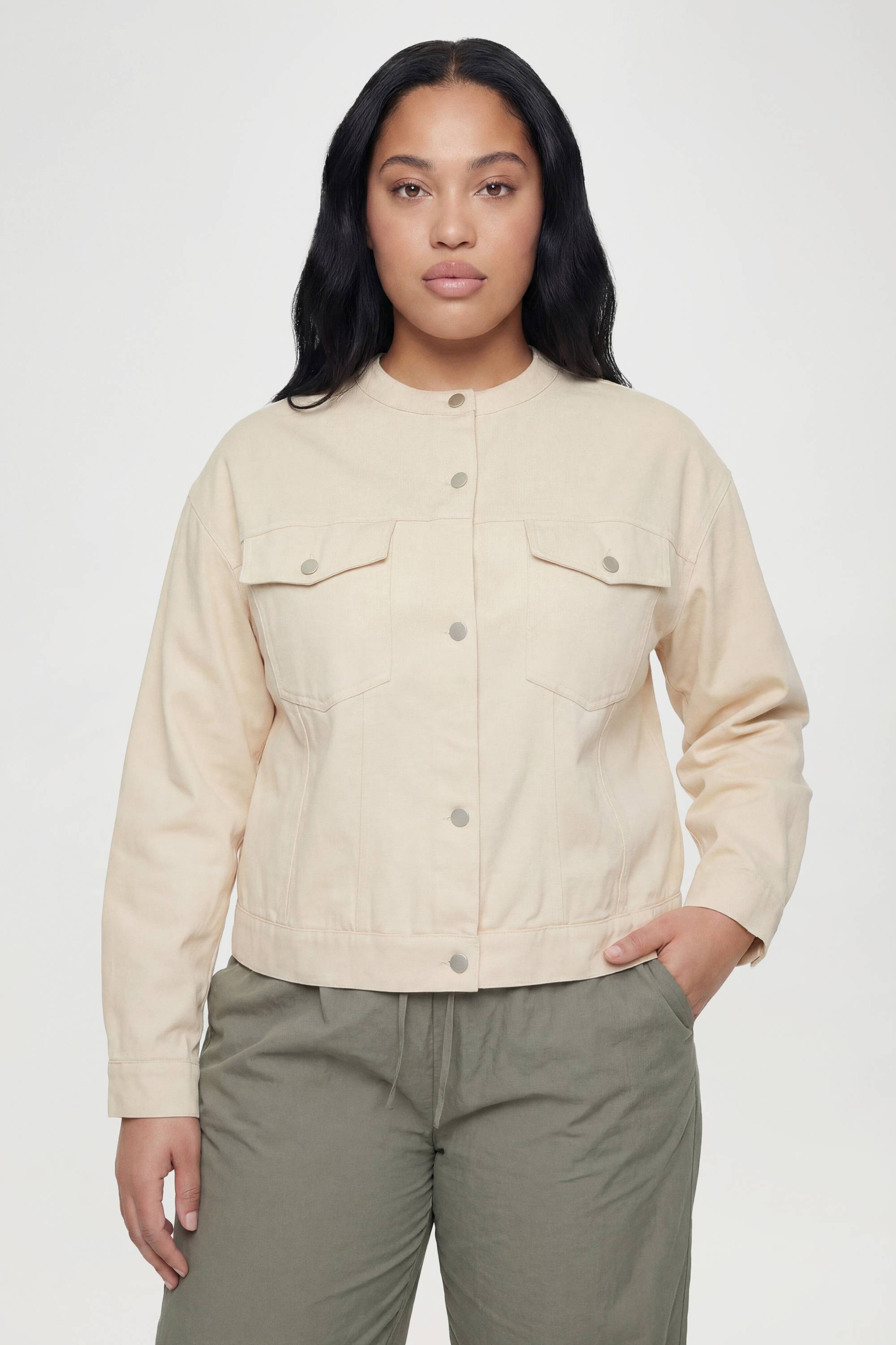boohoo Chemise Grande Taille En Sergé Sans Col Avec Taille Cintrée