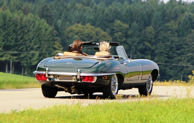 Oldtimer fahren im Jaguar E-Type in München
