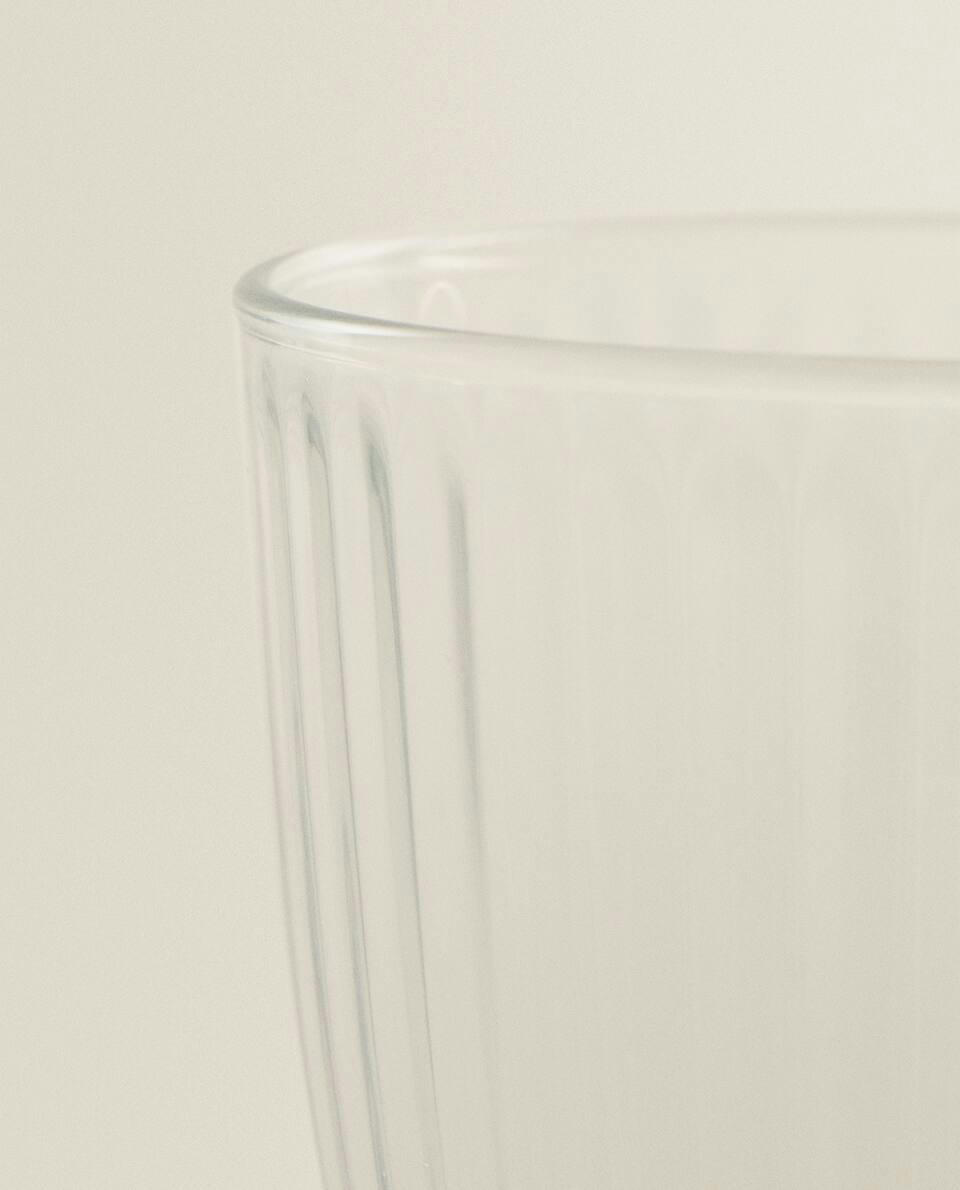COPO DE VIDRO COM DESIGN DE LINHAS