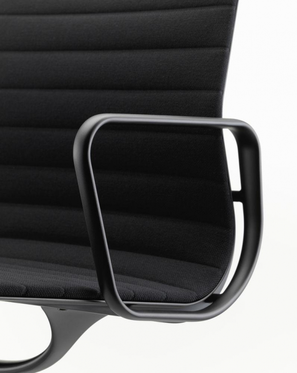Vitra Aluminium Chair EA 104 bureaustoel zwart onderstel Hopsak 66