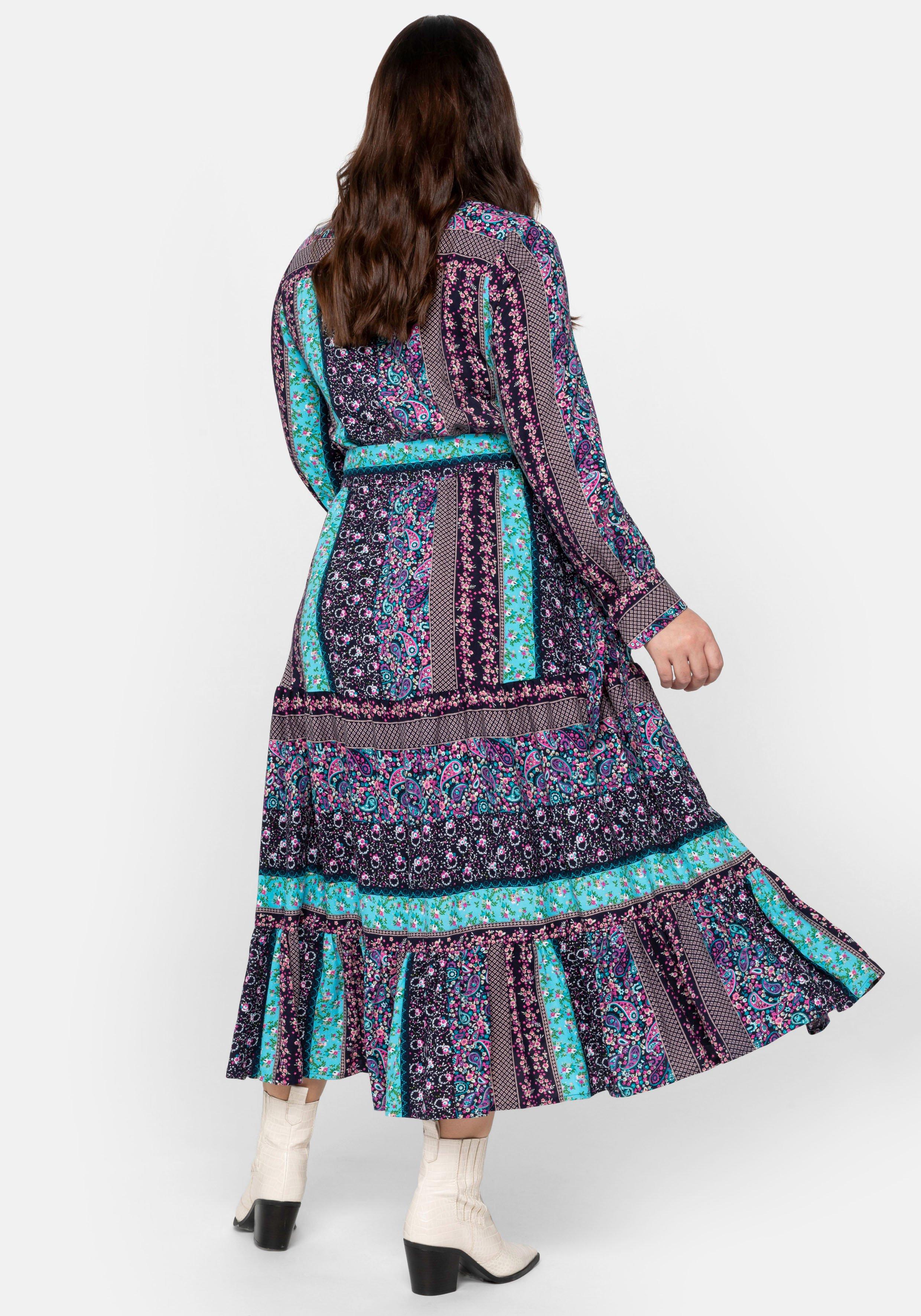Maxikleid mit Patchworkdruck und Stufenrock