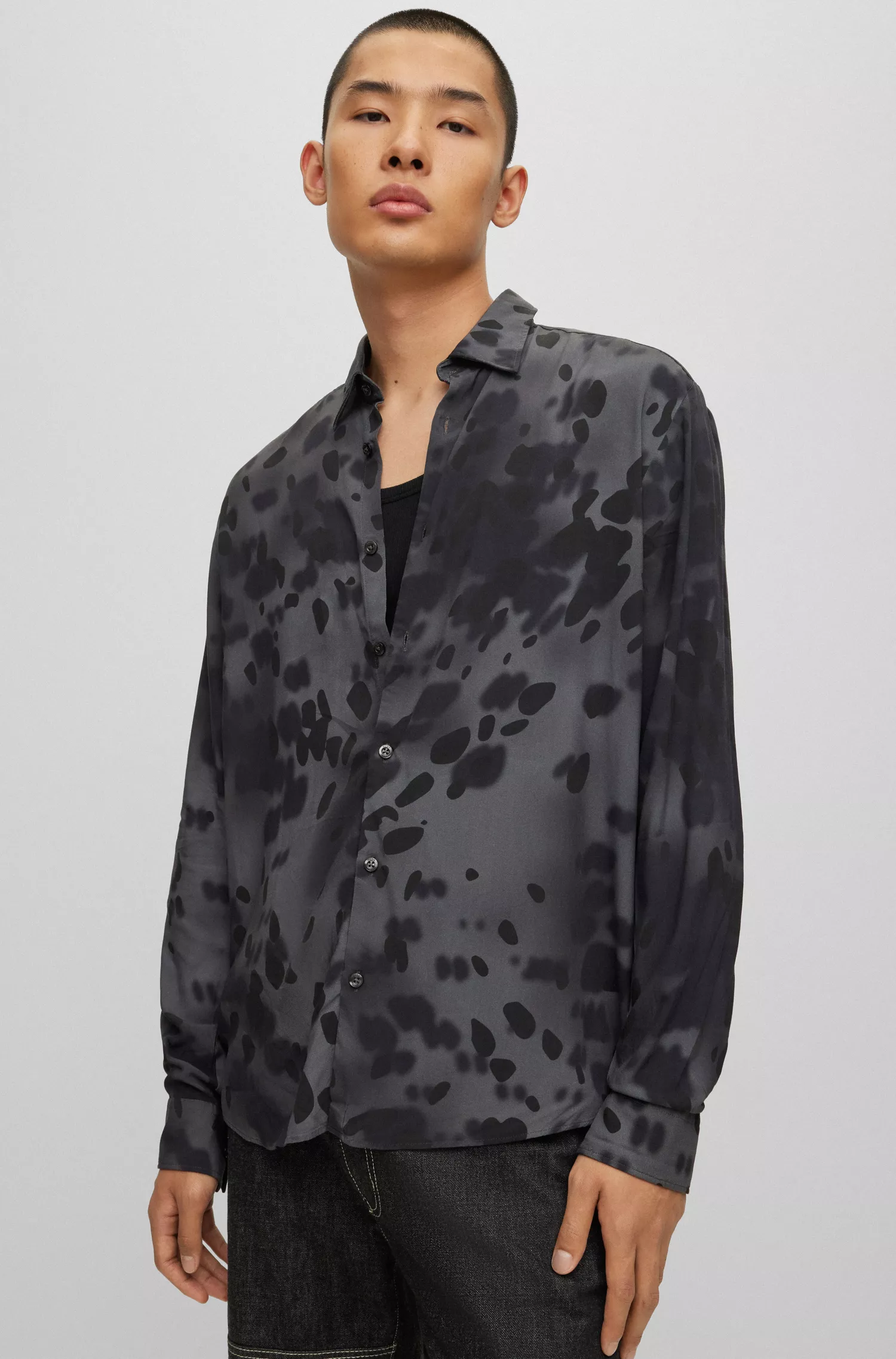 Camisa HUGO vermelha de corte slim em lona com estampa da estação.