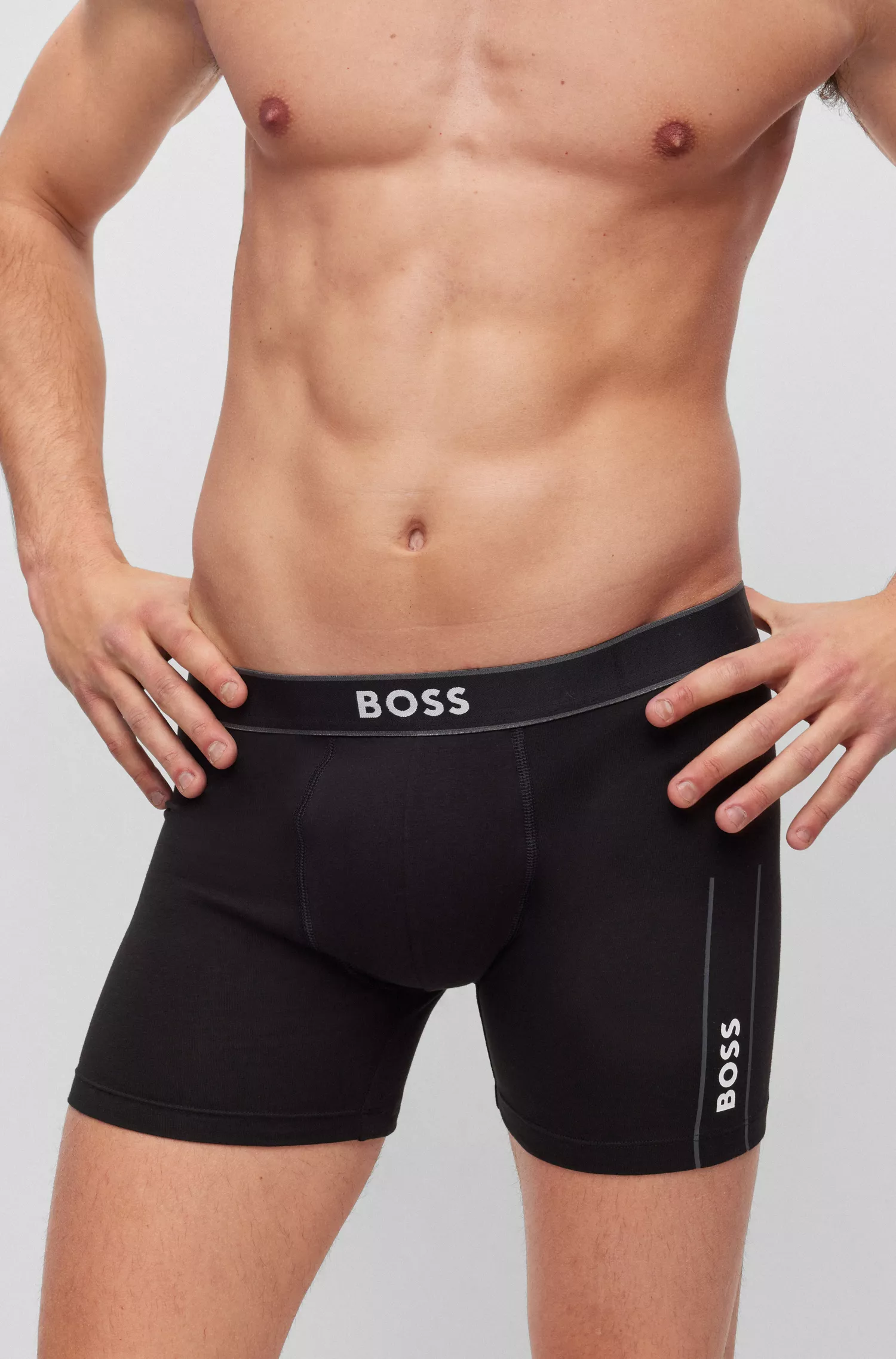 Cuecas boxer BOSS pretas em algodão elástico com listras e logotipos.
