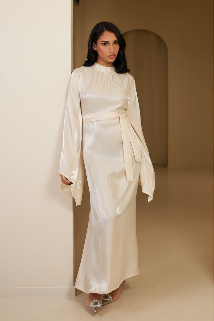 Robe blanche satinée et pailletée