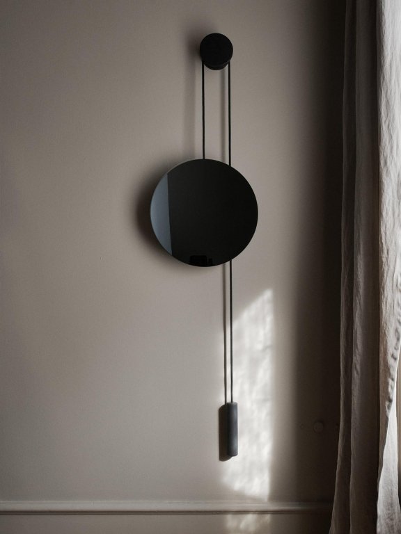 New Works Rise and Shine spiegel Ø45 burned oak, staal gewicht