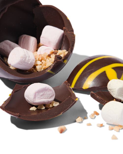 bombe de chocolat chaud - chocolat noir avec noisettes et marshmallows