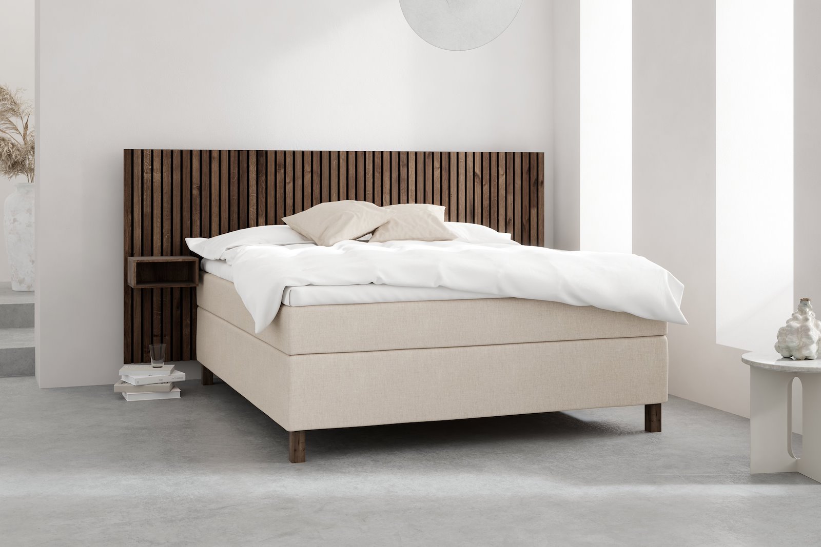 Sensitive 600 Kontinentalseng 180x210 cm Tekstil Sesam 37 Fast/Fast m/Superior latex overmadrass og Square smoked oak ben 13 cm, gavl selges separate