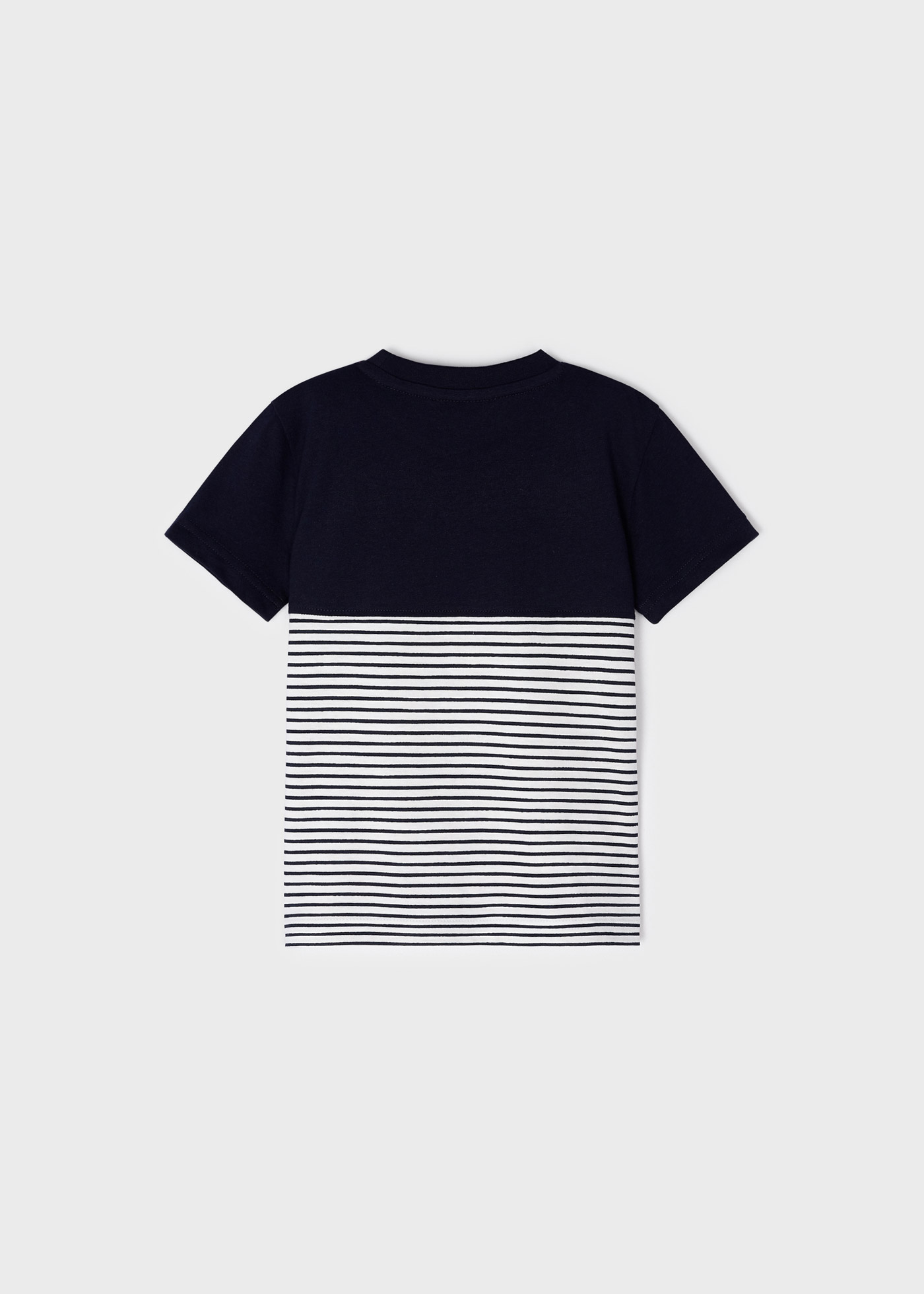 Camiseta infantil masculina de algodão sustentável com estampa listrada