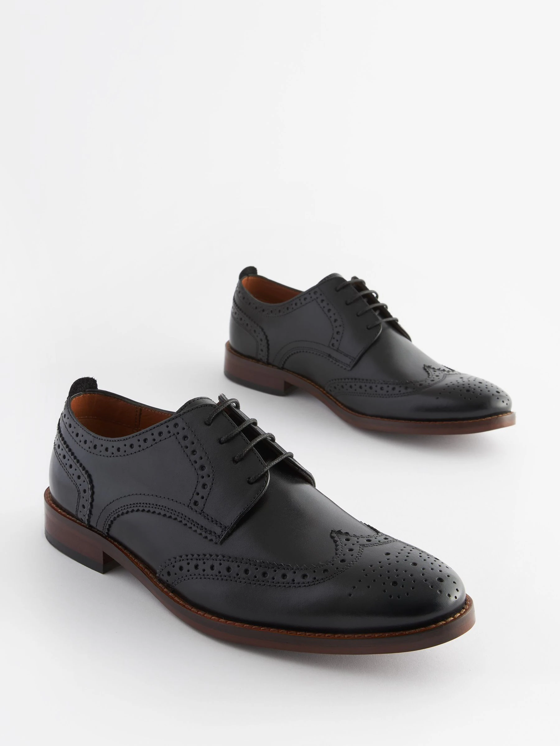 Zwart - Wijde pasvorm - Brogues van leer met contrasterende zool
