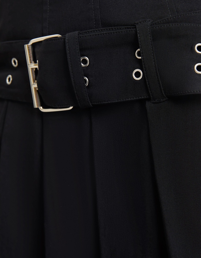 Vestido curto listrado com decote bandeau e pregas caixa