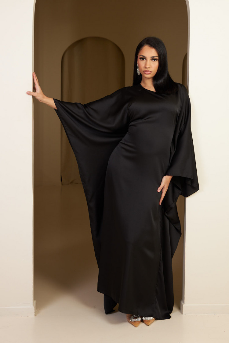 Robe noire en satin ajustée à la taille