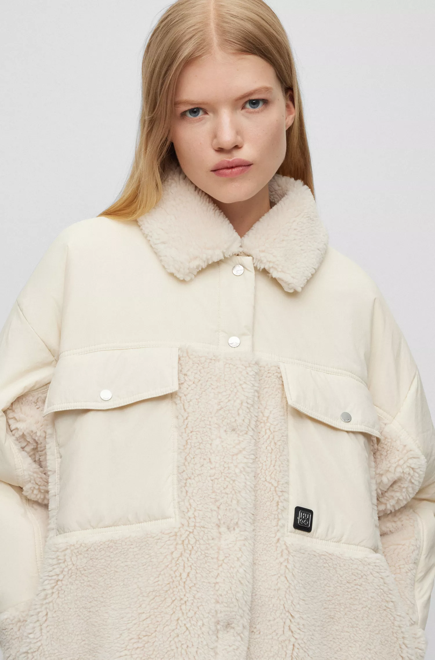Jaqueta HUGO vermelha de modelagem oversized em tecido misto com forro acolchoado.
