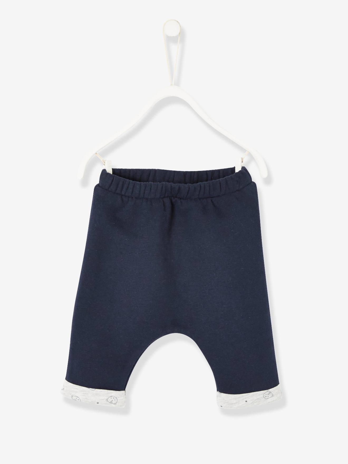 Conjunto personalizável para recém-nascido composto por moletom e calça lisa azul-escura com estampas.