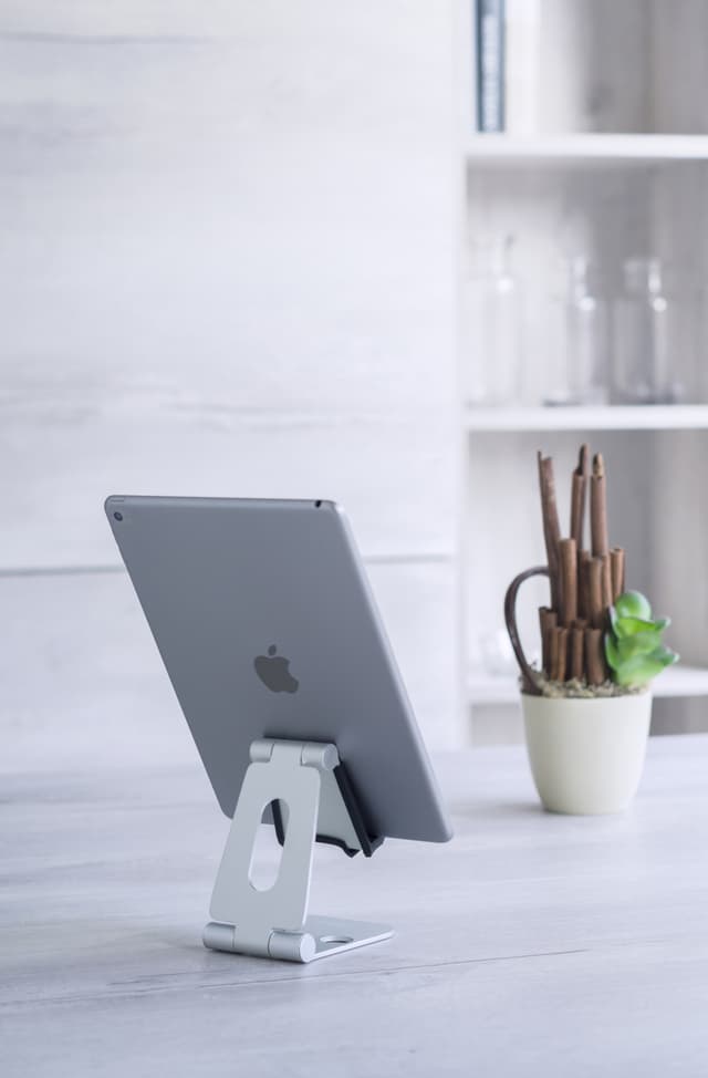 Desire2 tablet- og smartphone-holder (sølv)