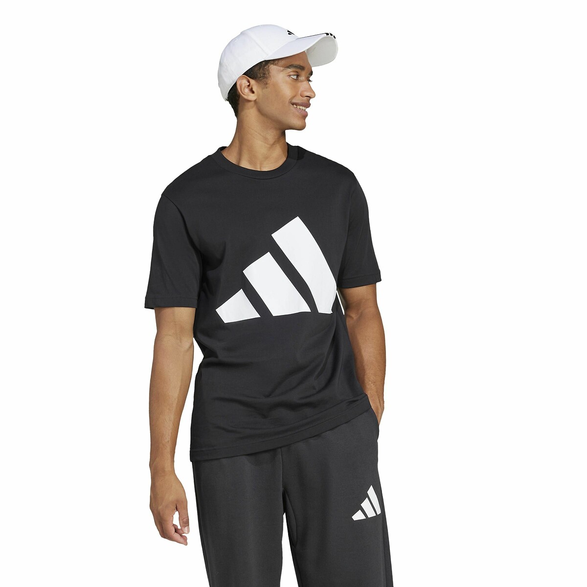 ADIDAS ROUPAS ESPORTIVAS<br>Camiseta com logo grande Essenciais