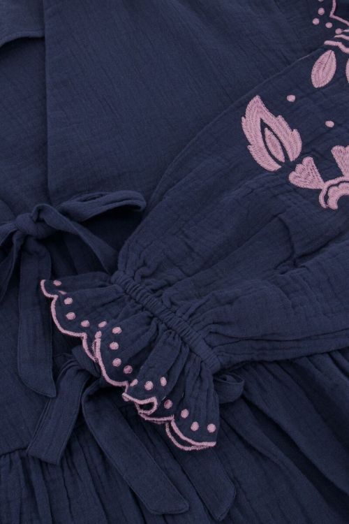 Donkerblauwe mousseline blouse met embroidery en strikjes