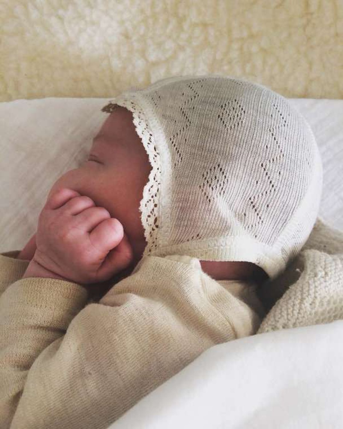 Babylue med blonde – Ull 85%, Silke 15% – Pointelle