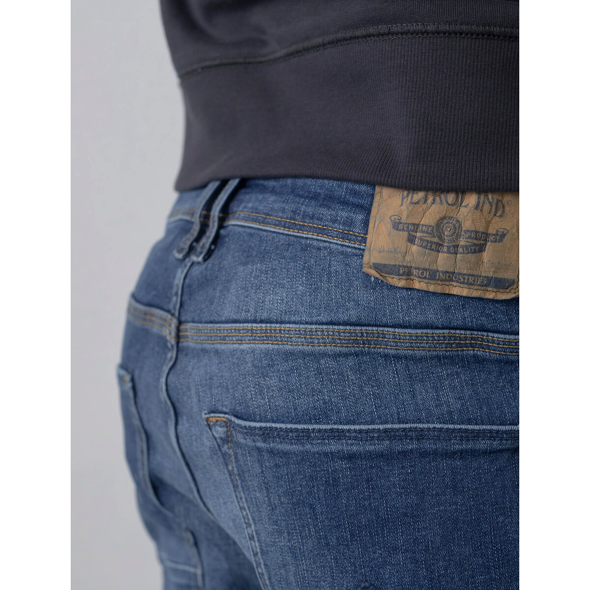 INDÚSTRIAS PETROLÍFERAS<br>Calças jeans afuniladas Russel