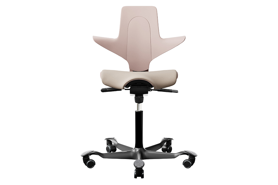 Capisco Puls 8020 kontorstol Rosa skall med pute i tekstil Sprint PS002 rosa med sort kryssfot i plast, standard høyde og hjul med myke trinser.