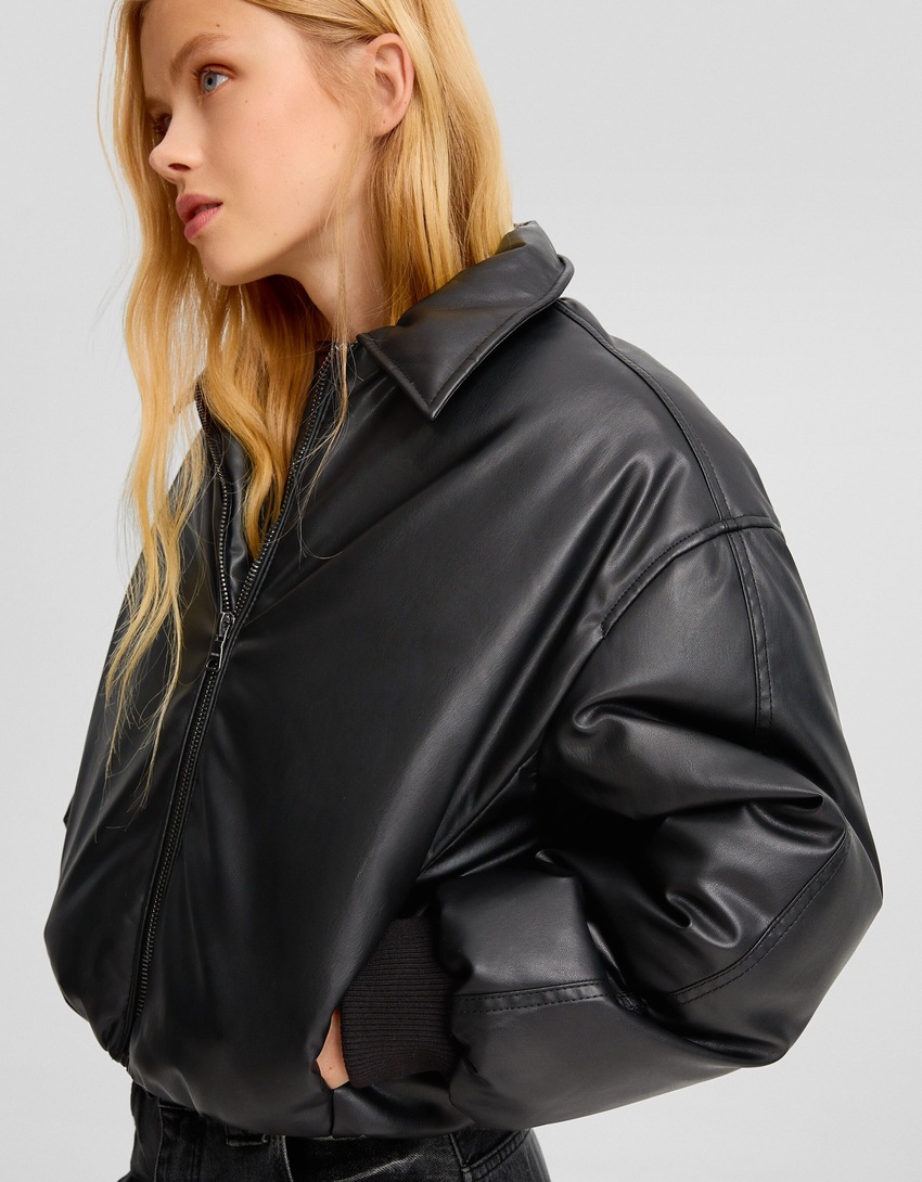 Jaqueta puffer cropped em imitação de couro com gola de lapela