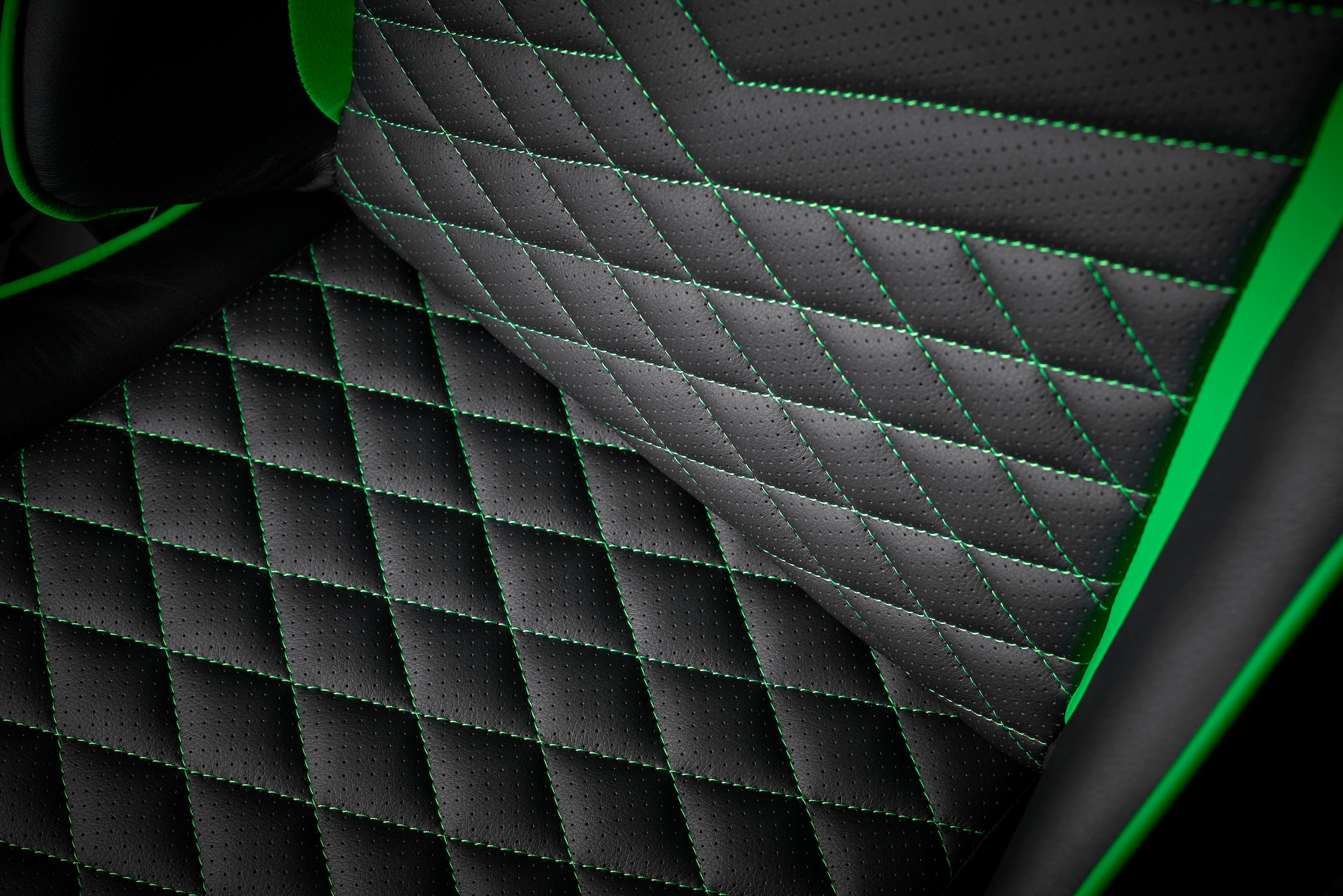 RAZER Gaming-Stuhl »Tarok Pro by Zen, PU Kunstleder« () 3D-Armlehnen, Lendenkissen und Kopfkissen, bis 130kg