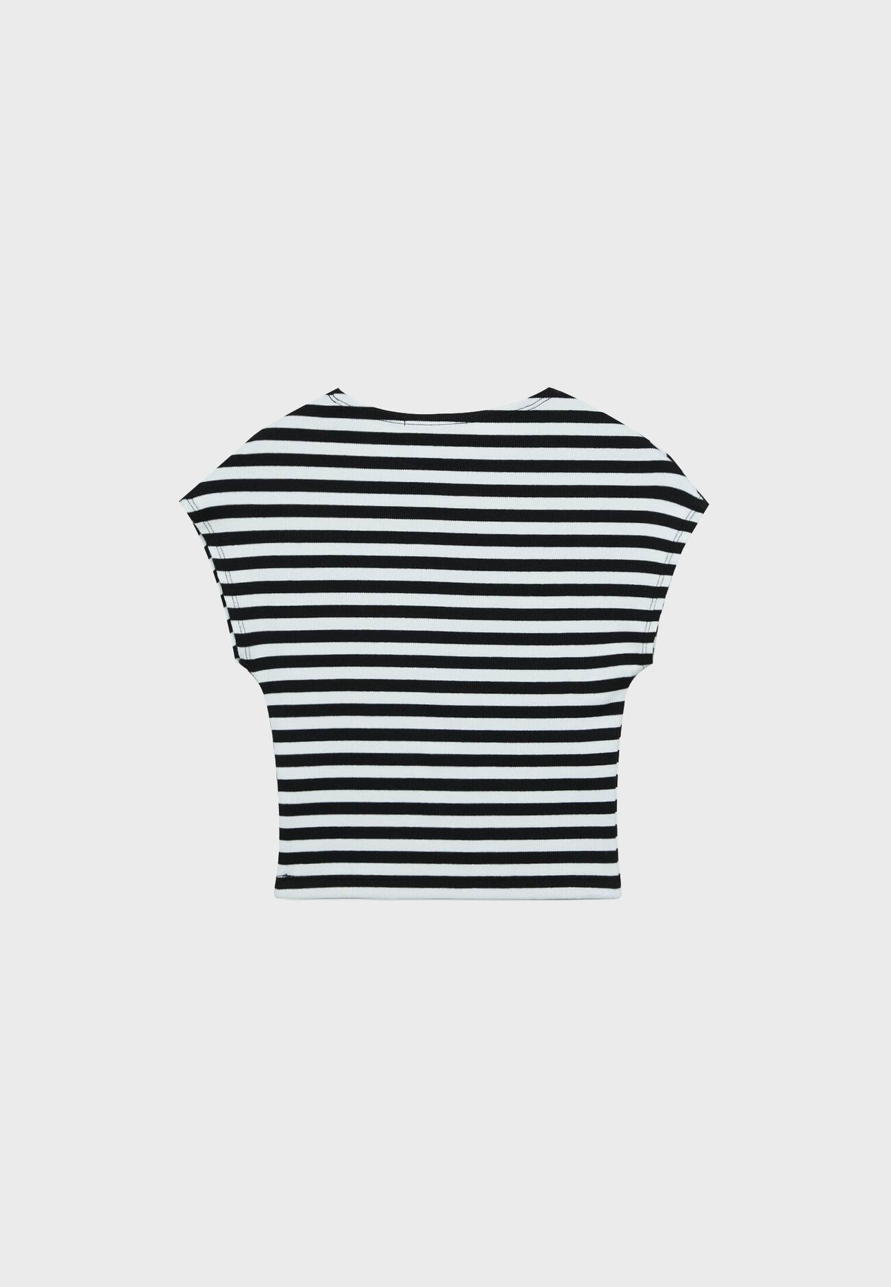 Blusa listrada com mangas curtas