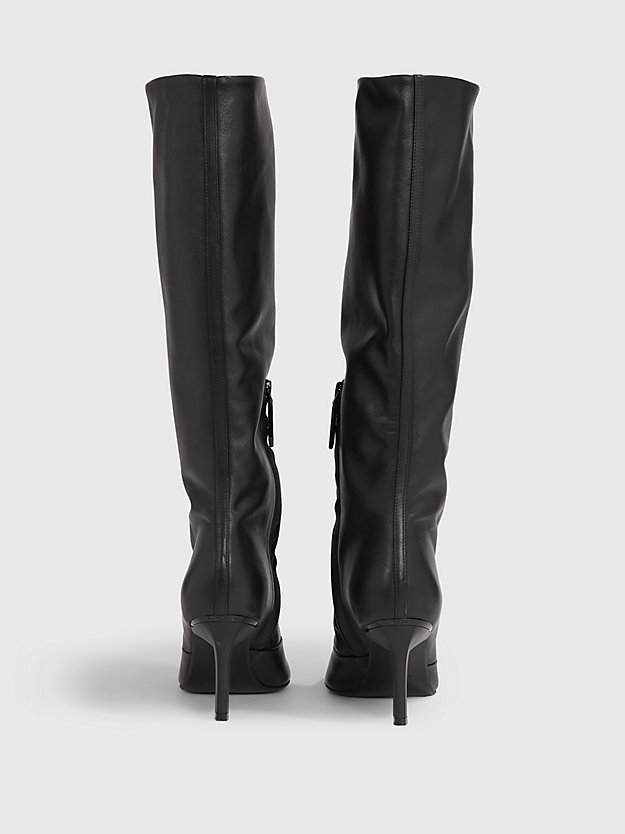 Botas de cano curto de couro com salto agulha