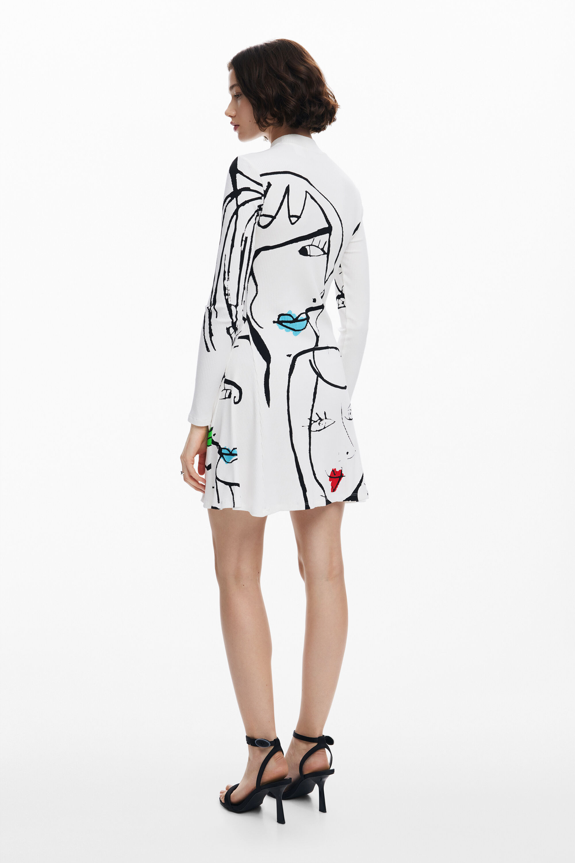 Vestido com estampa de rostos