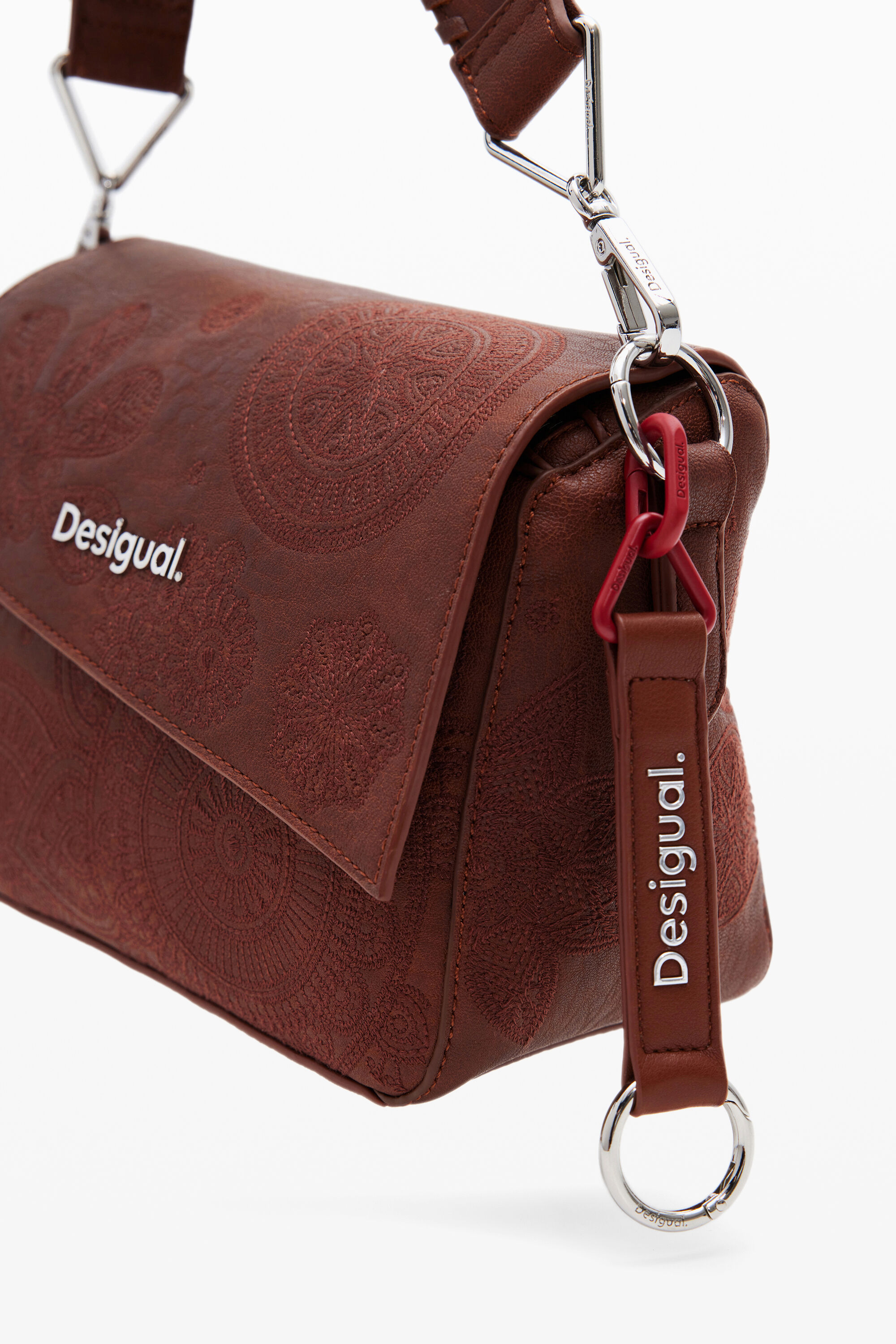 Bolsa de mão bordada em formato de S