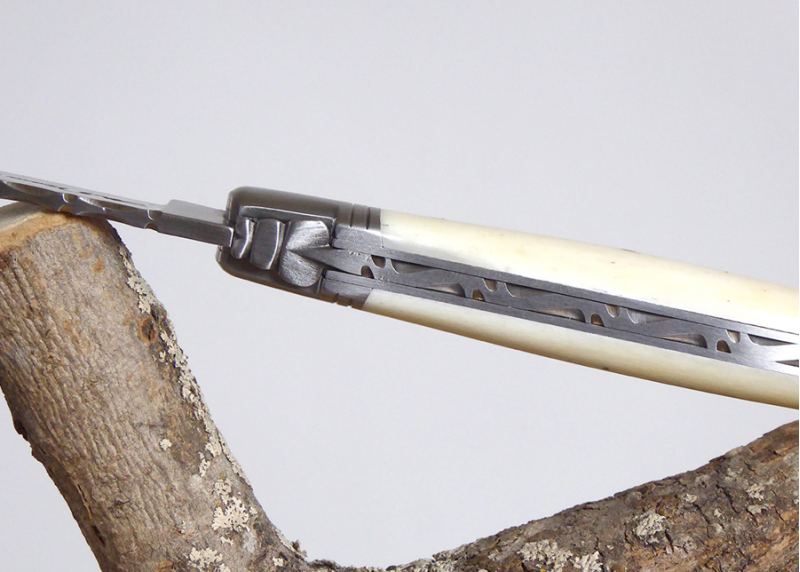 Couteau Laguiole avec un manche en Os de vache et mitres inox