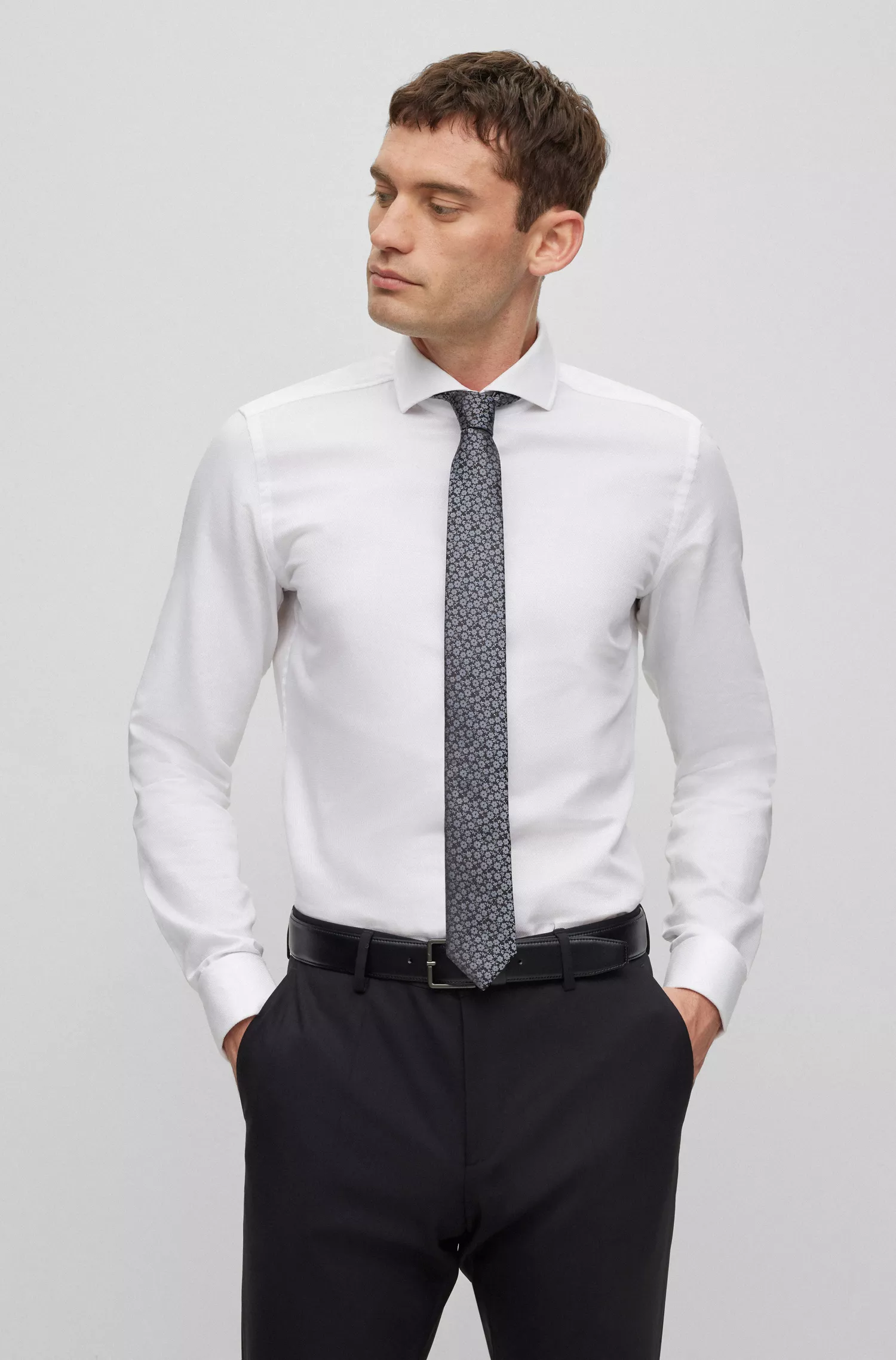 Gravata BOSS preta em pura seda com estampa floral.