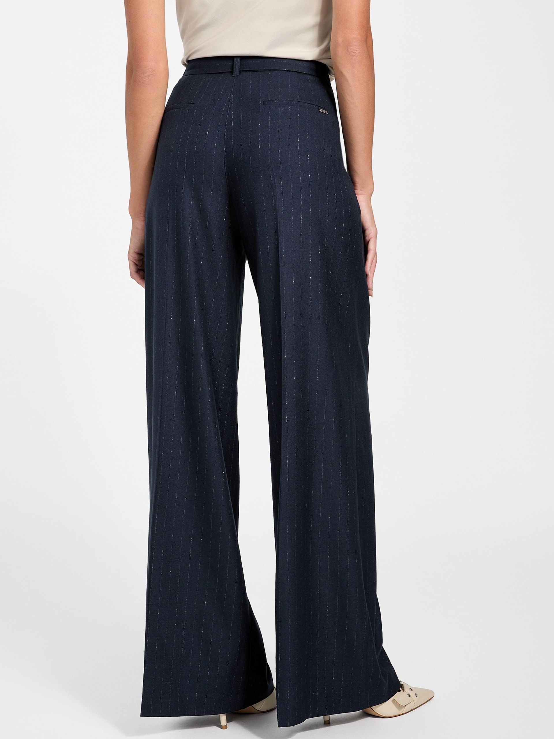 Calça Eco Zanita com risca de giz e corte relaxado