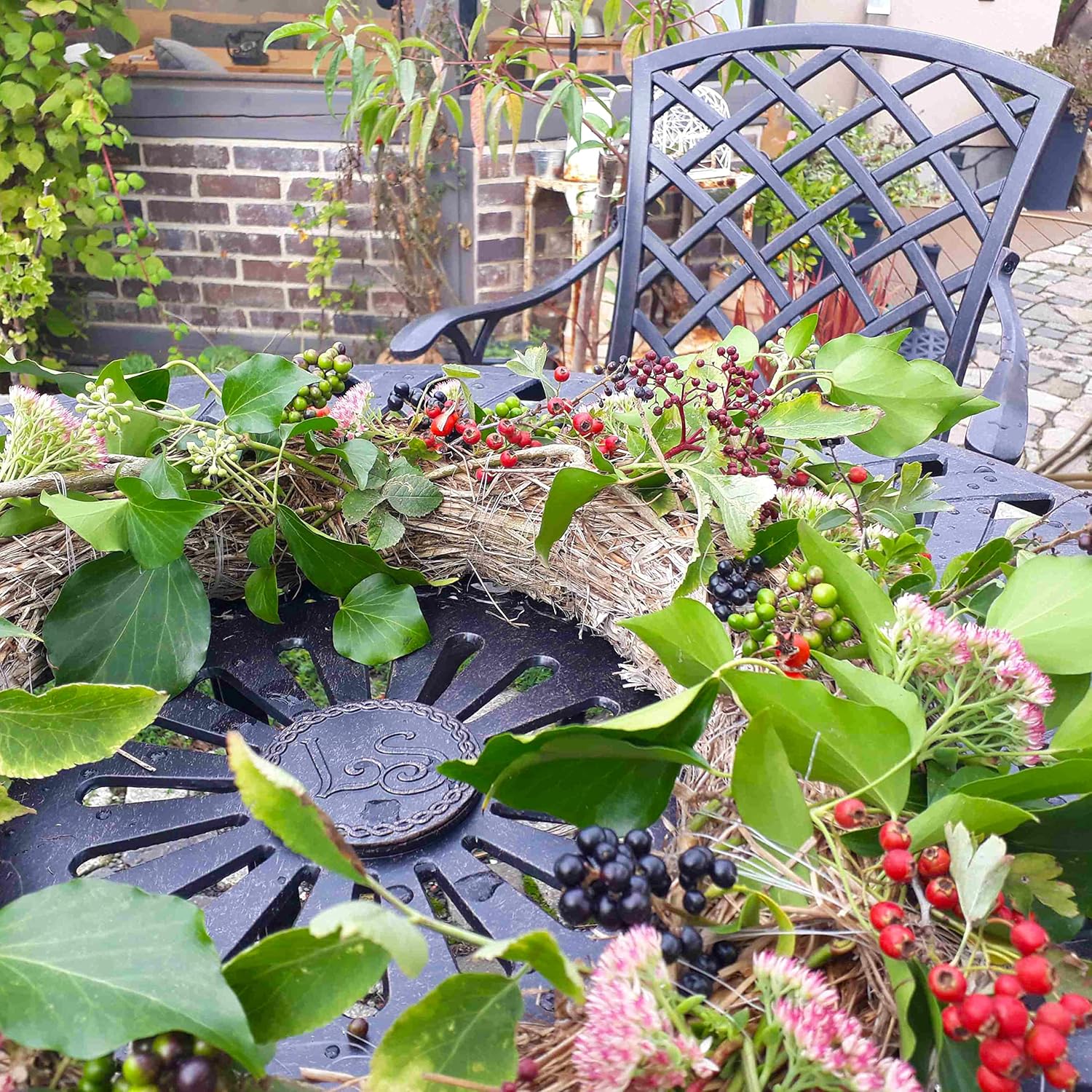 Lazy Susan 88 cm Runder Mia Gartentisch in Antik Bronze mit 2 Emma Stühlen, Ohne Sitzkissen | Nachhaltiges Sandguss-Aluminium | Wetterfest | Rostfrei | Wartungsarm | 3 Jahre Garantie