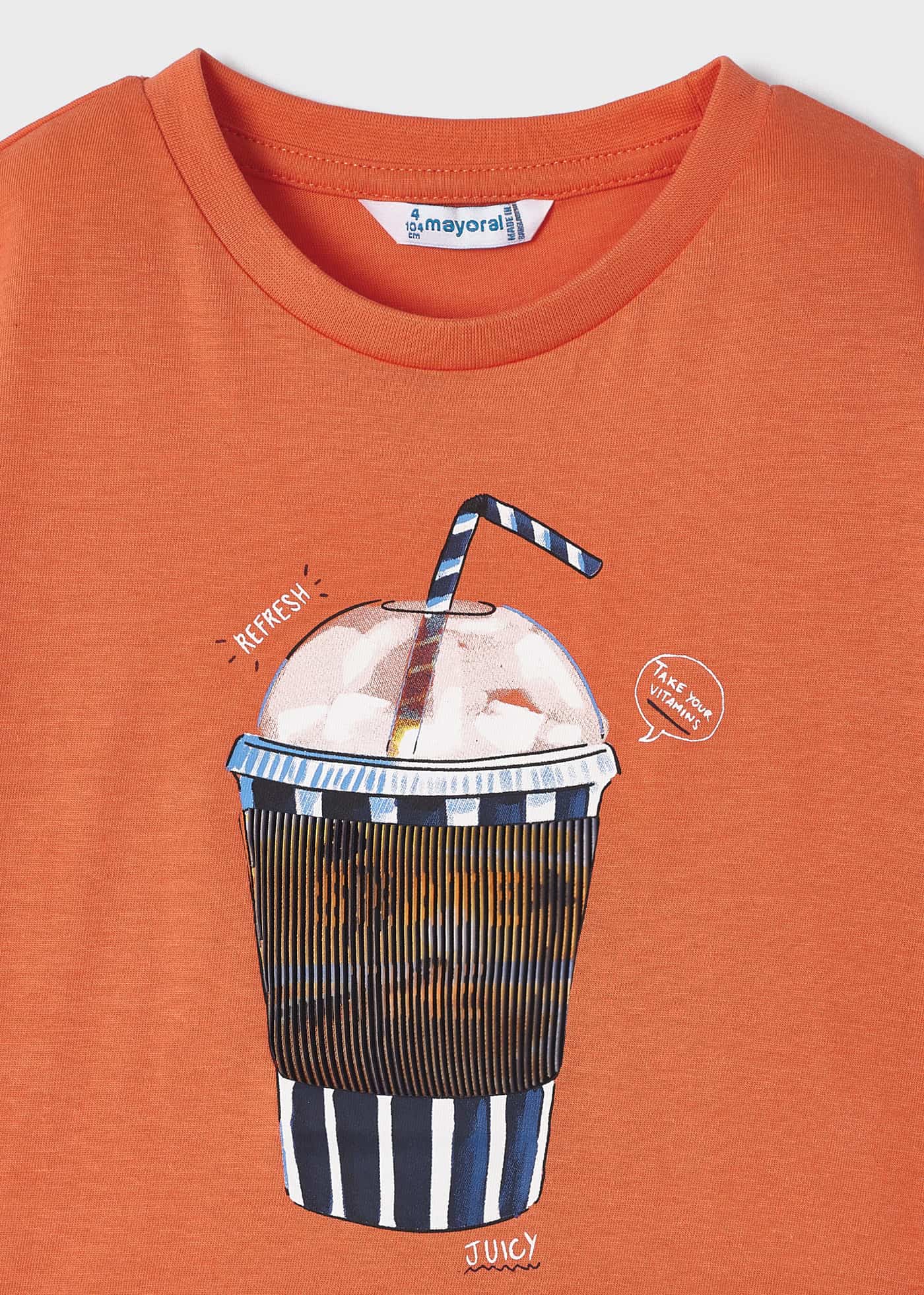Camiseta infantil com estampa interativa, feita de algodão sustentável.