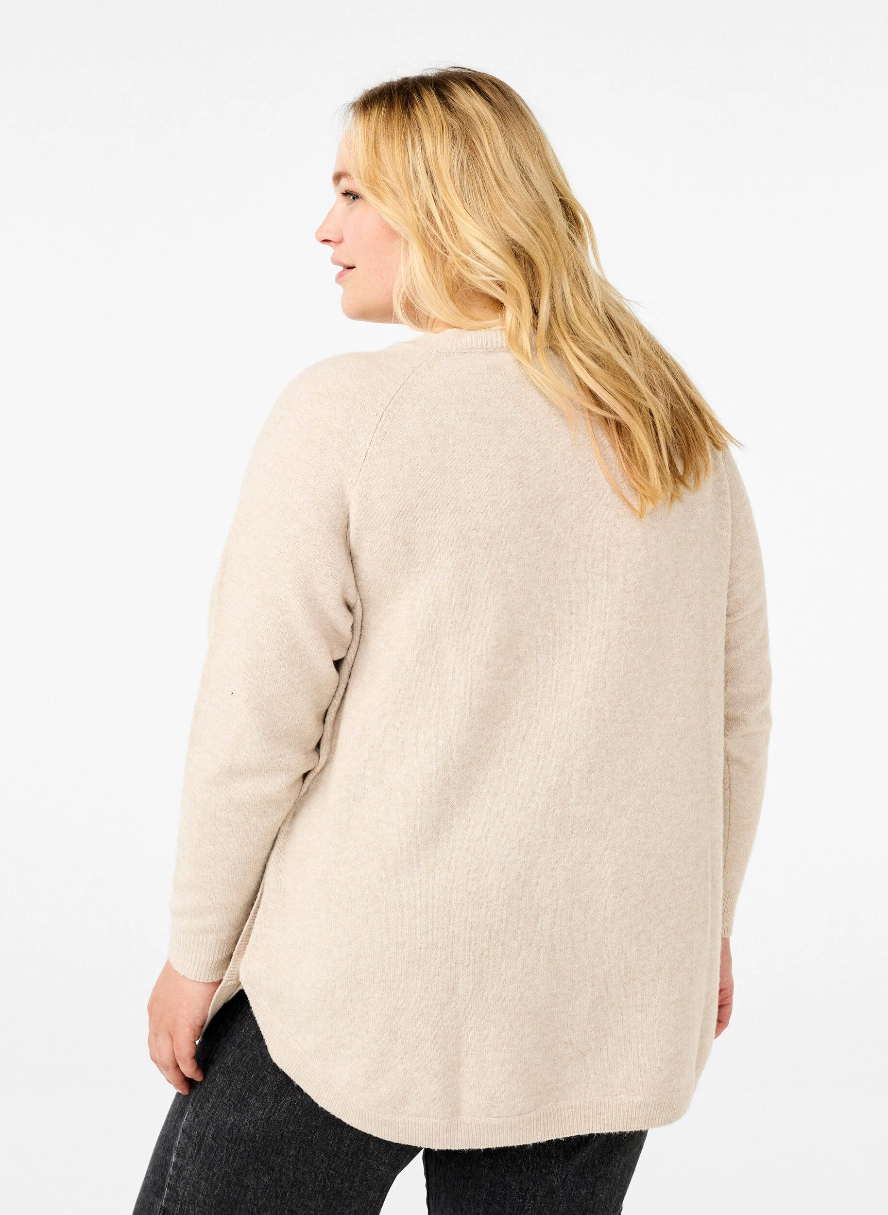 Strikbluse med perledetaljer