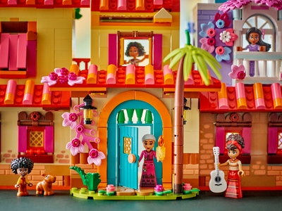 LEGO Het magische huis van de familie Madrigal (43245)