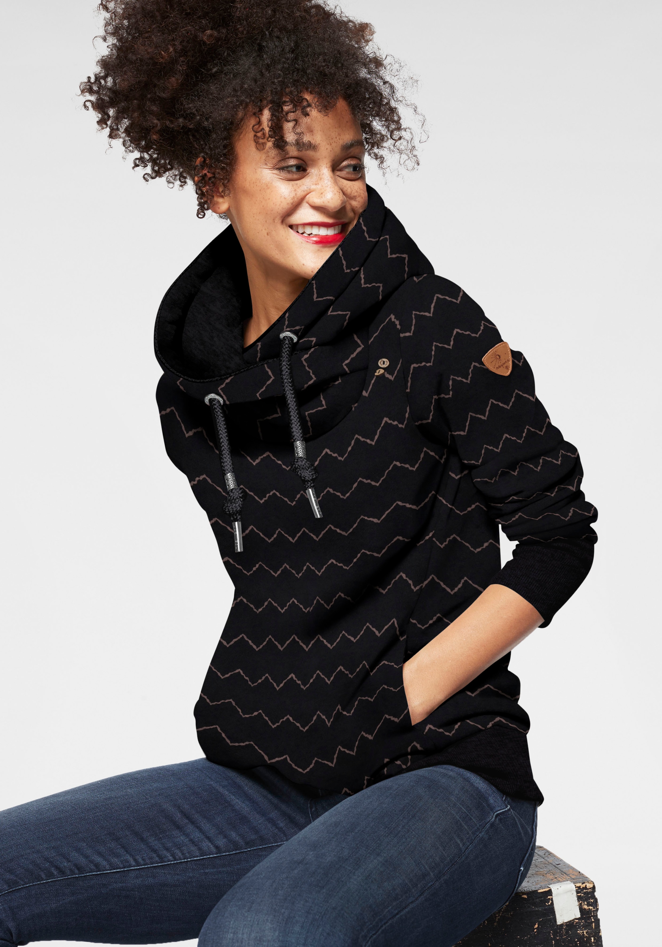 Ragwear Kapuzensweatshirt »GRIPY BUTTON CHEVRON O«, Hoodie mit hochschiessendem Schalkragen mit Zierknopfbesatz