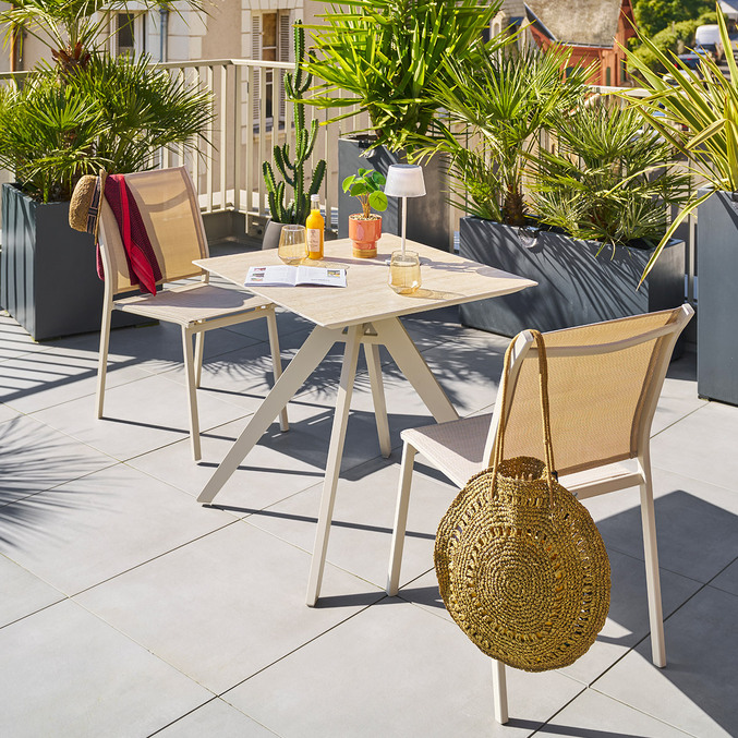 Ensemble table de jardin carrée TERZANO + 2 chaises empilables ESSENTIA Argile