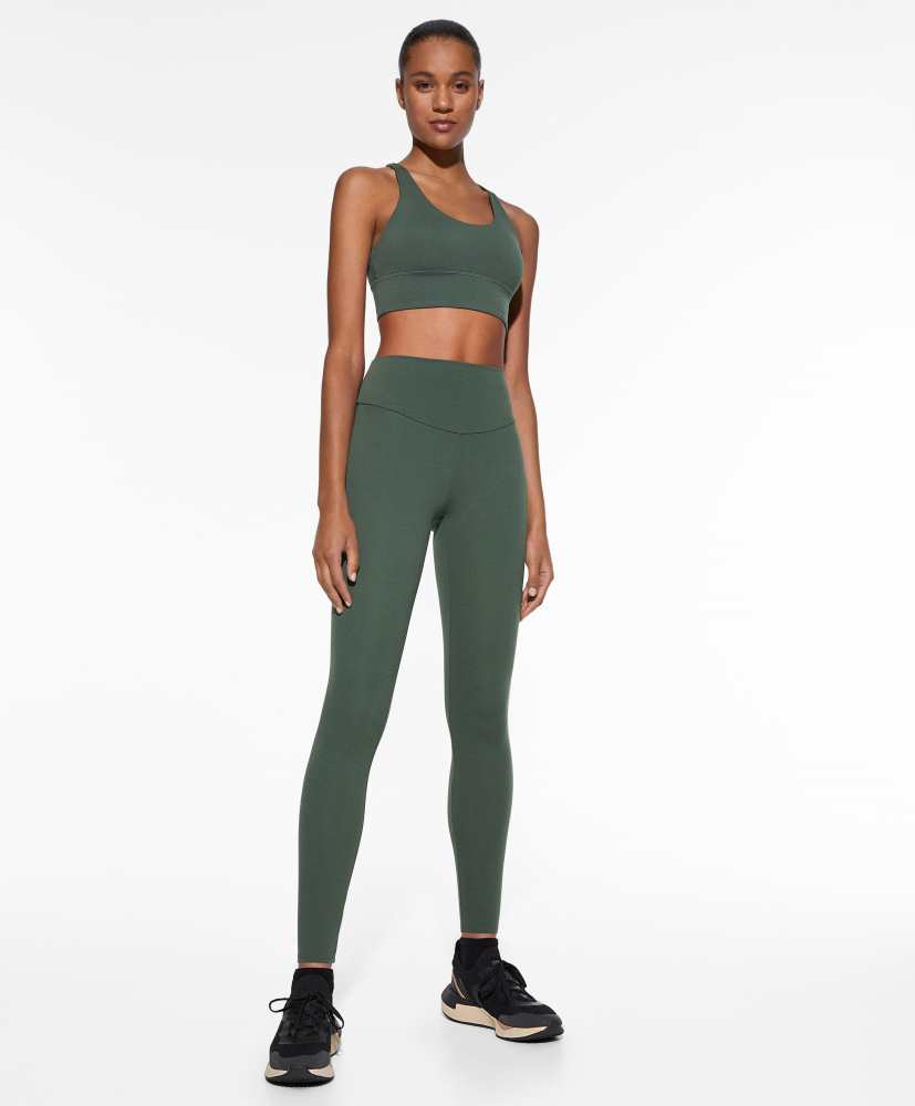 Sutiã esportivo com suporte médio para os seios.